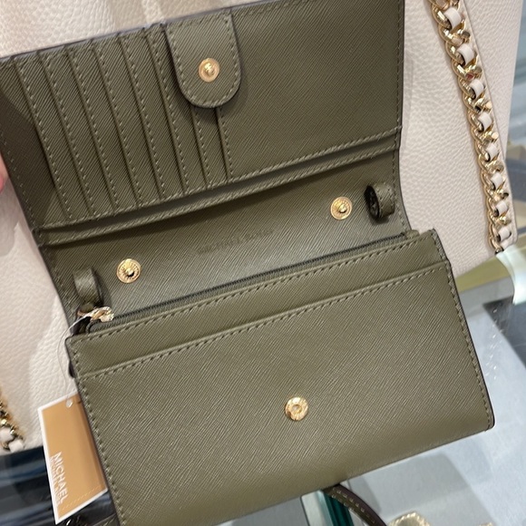 MICHAEL KORS
Jet Set Travel Medium Logo Smartphone Leather Crossbody
OLIVE
NWT - Picture 13 of 16